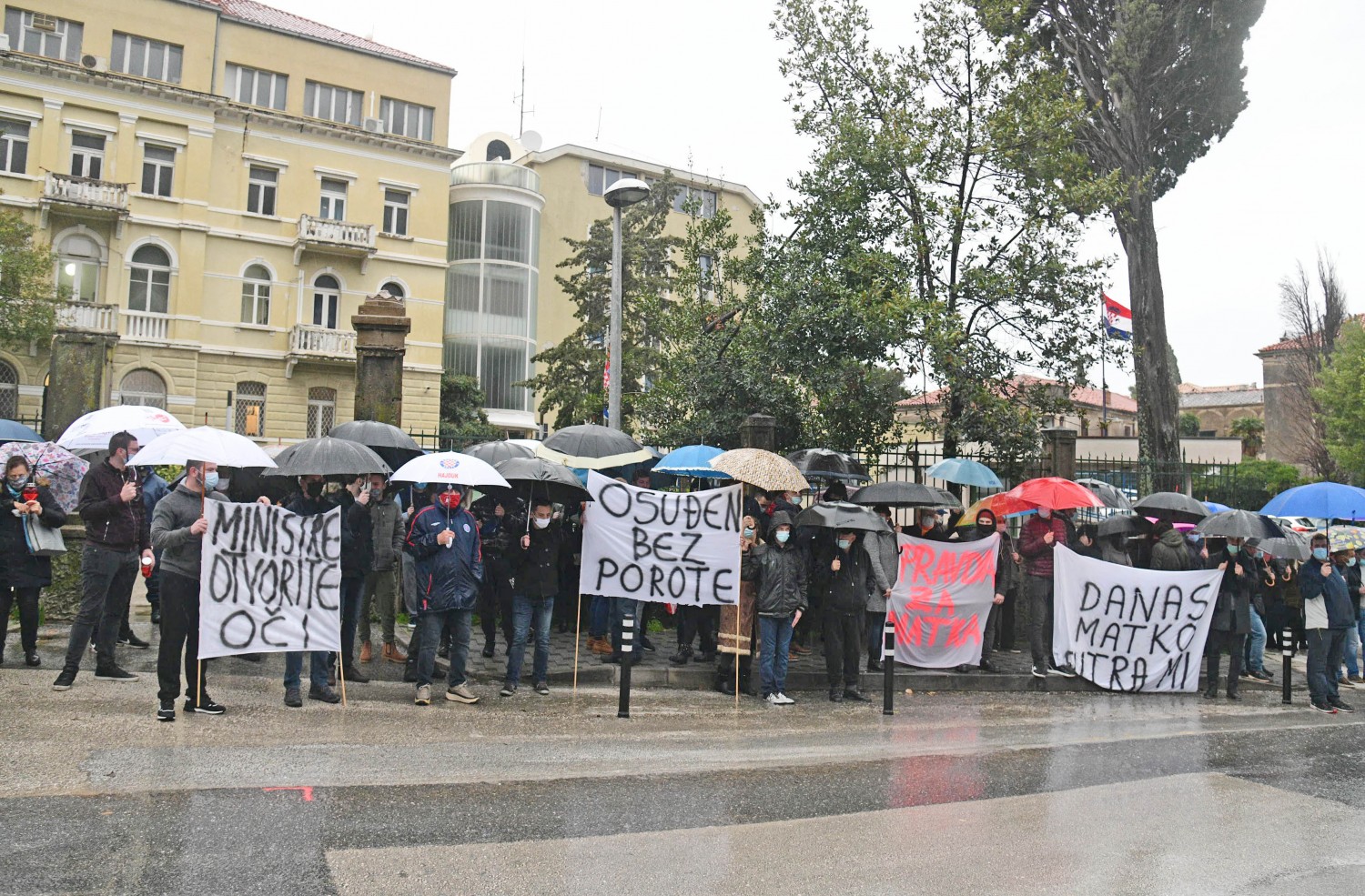 Održan mirni prosvjed kao znak podrške za načelnika Policijske postaje Gruda (FOTOGALERIJA)